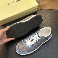 Axel Arigato 牛皮低帮运动鞋 本款运动鞋采用进口反绒小牛皮、对比边饰、圆头、正面系带、橡胶平底、鞋垫饰有标志 Axel Arigato 牛皮低帮运动鞋 本款运动鞋采用进口反绒小牛皮、对比边饰、圆头、正面系带、橡胶平底、鞋垫饰有标志
