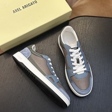 Axel Arigato 牛皮低帮运动鞋 本款运动鞋采用进口反绒小牛皮、对比边饰、圆头、正面系带、橡胶平底、鞋垫饰有标志 Axel Arigato 牛皮低帮运动鞋 本款运动鞋采用进口反绒小牛皮、对比边饰、圆头、正面系带、橡胶平底、鞋垫饰有标志