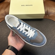Axel Arigato 牛皮低帮运动鞋 本款运动鞋采用进口反绒小牛皮、对比边饰、圆头、正面系带、橡胶平底、鞋垫饰有标志 Axel Arigato 牛皮低帮运动鞋 本款运动鞋采用进口反绒小牛皮、对比边饰、圆头、正面系带、橡胶平底、鞋垫饰有标志