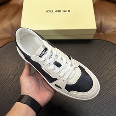 Axel Arigato 牛皮低帮运动鞋 本款运动鞋采用进口反绒小牛皮、对比边饰、圆头、正面系带、橡胶平底、鞋垫饰有标志 Axel Arigato 牛皮低帮运动鞋 本款运动鞋采用进口反绒小牛皮、对比边饰、圆头、正面系带、橡胶平底、鞋垫饰有标志