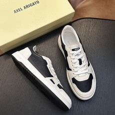 Axel Arigato 牛皮低帮运动鞋 本款运动鞋采用进口反绒小牛皮、对比边饰、圆头、正面系带、橡胶平底、鞋垫饰有标志 Axel Arigato 牛皮低帮运动鞋 本款运动鞋采用进口反绒小牛皮、对比边饰、圆头、正面系带、橡胶平底、鞋垫饰有标志