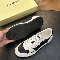 Axel Arigato 牛皮低帮运动鞋 本款运动鞋采用进口反绒小牛皮、对比边饰、圆头、正面系带、橡胶平底、鞋垫饰有标志 Axel Arigato 牛皮低帮运动鞋 本款运动鞋采用进口反绒小牛皮、对比边饰、圆头、正面系带、橡胶平底、鞋垫饰有标志