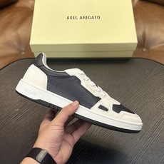 Axel Arigato 牛皮低帮运动鞋 本款运动鞋采用进口反绒小牛皮、对比边饰、圆头、正面系带、橡胶平底、鞋垫饰有标志 Axel Arigato 牛皮低帮运动鞋 本款运动鞋采用进口反绒小牛皮、对比边饰、圆头、正面系带、橡胶平底、鞋垫饰有标志