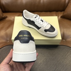 Axel Arigato 牛皮低帮运动鞋 本款运动鞋采用进口反绒小牛皮、对比边饰、圆头、正面系带、橡胶平底、鞋垫饰有标志 Axel Arigato 牛皮低帮运动鞋 本款运动鞋采用进口反绒小牛皮、对比边饰、圆头、正面系带、橡胶平底、鞋垫饰有标志