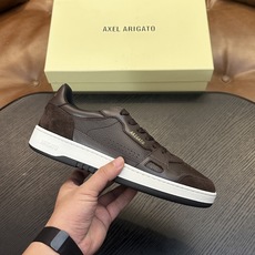 Axel Arigato 牛皮低帮运动鞋 本款运动鞋采用进口反绒小牛皮、对比边饰、圆头、正面系带、橡胶平底、鞋垫饰有标志 Axel Arigato 牛皮低帮运动鞋 本款运动鞋采用进口反绒小牛皮、对比边饰、圆头、正面系带、橡胶平底、鞋垫饰有标志