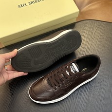 Axel Arigato 牛皮低帮运动鞋 本款运动鞋采用进口反绒小牛皮、对比边饰、圆头、正面系带、橡胶平底、鞋垫饰有标志 Axel Arigato 牛皮低帮运动鞋 本款运动鞋采用进口反绒小牛皮、对比边饰、圆头、正面系带、橡胶平底、鞋垫饰有标志