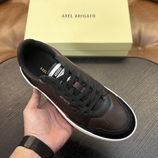 Axel Arigato 牛皮低帮运动鞋 本款运动鞋采用进口反绒小牛皮、对比边饰、圆头、正面系带、橡胶平底、鞋垫饰有标志 Axel Arigato 牛皮低帮运动鞋 本款运动鞋采用进口反绒小牛皮、对比边饰、圆头、正面系带、橡胶平底、鞋垫饰有标志