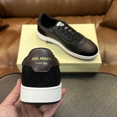 Axel Arigato 牛皮低帮运动鞋 本款运动鞋采用进口反绒小牛皮、对比边饰、圆头、正面系带、橡胶平底、鞋垫饰有标志 Axel Arigato 牛皮低帮运动鞋 本款运动鞋采用进口反绒小牛皮、对比边饰、圆头、正面系带、橡胶平底、鞋垫饰有标志