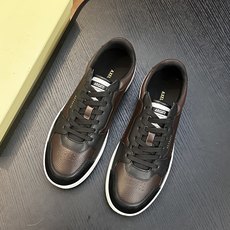 Axel Arigato 牛皮低帮运动鞋 本款运动鞋采用进口反绒小牛皮、对比边饰、圆头、正面系带、橡胶平底、鞋垫饰有标志 Axel Arigato 牛皮低帮运动鞋 本款运动鞋采用进口反绒小牛皮、对比边饰、圆头、正面系带、橡胶平底、鞋垫饰有标志