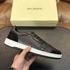 Axel Arigato 牛皮低帮运动鞋 本款运动鞋采用进口反绒小牛皮、对比边饰、圆头、正面系带、橡胶平底、鞋垫饰有标志 Axel Arigato 牛皮低帮运动鞋 本款运动鞋采用进口反绒小牛皮、对比边饰、圆头、正面系带、橡胶平底、鞋垫饰有标志