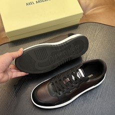 Axel Arigato 牛皮低帮运动鞋 本款运动鞋采用进口反绒小牛皮、对比边饰、圆头、正面系带、橡胶平底、鞋垫饰有标志 Axel Arigato 牛皮低帮运动鞋 本款运动鞋采用进口反绒小牛皮、对比边饰、圆头、正面系带、橡胶平底、鞋垫饰有标志