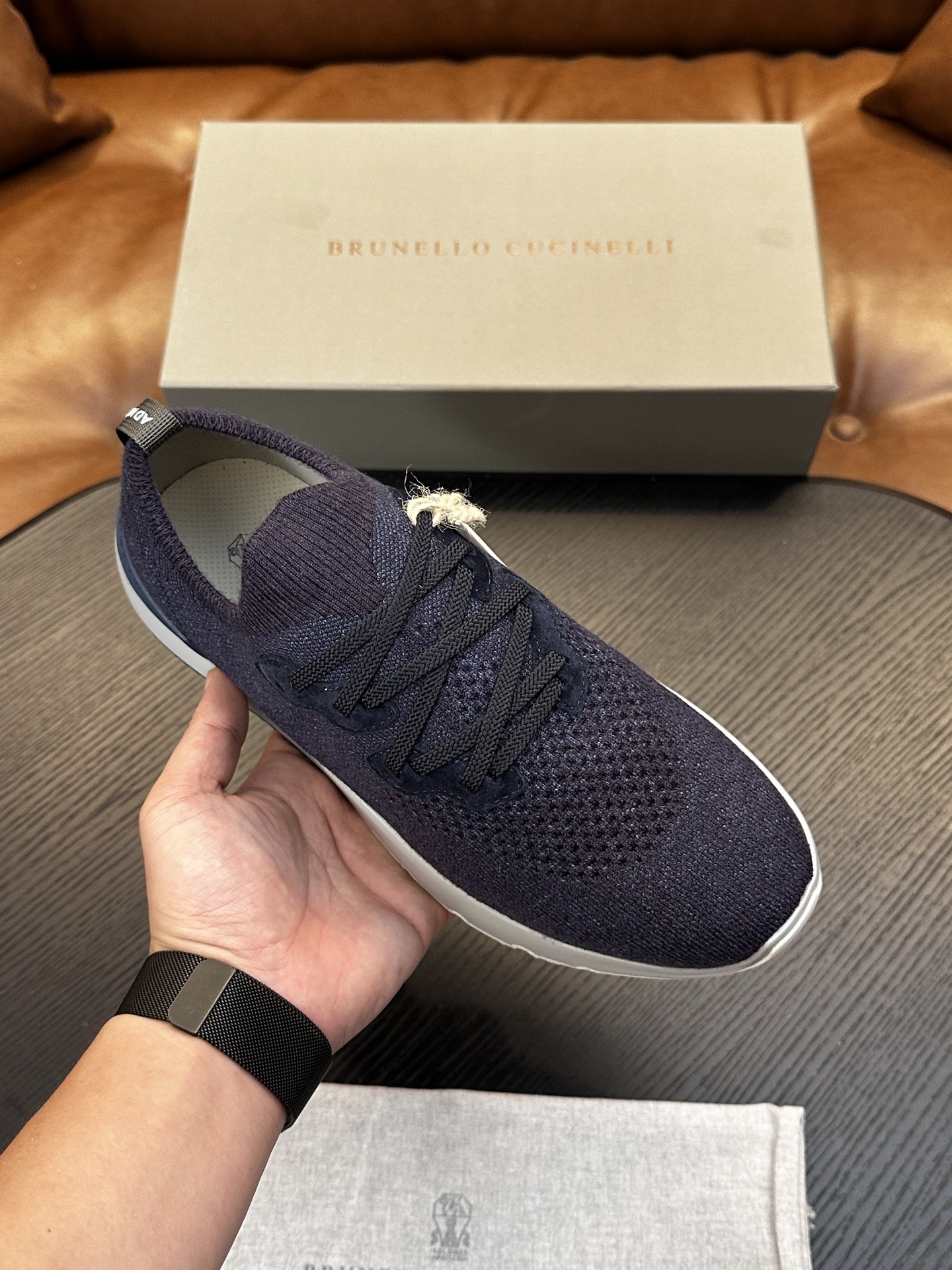 Brunello Cucinelli针织运动鞋珍贵纱启发了新运动鞋的设计，全棉针织鞋面以现代方式诠释经典款式。半抛光小牛