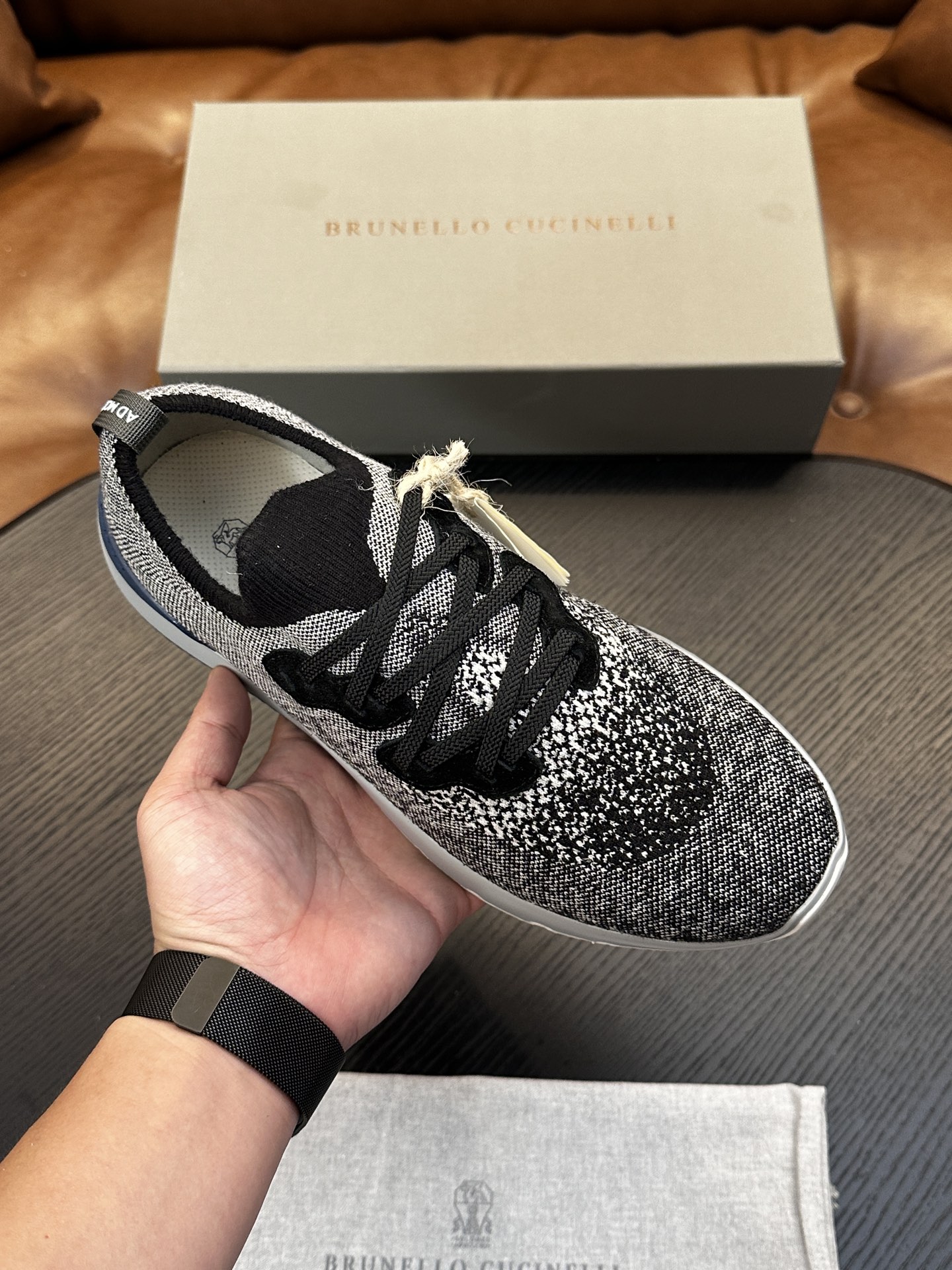 Brunello Cucinelli针织运动鞋珍贵纱启发了新运动鞋的设计，全棉针织鞋面以现代方式诠释经典款式。半抛光小牛