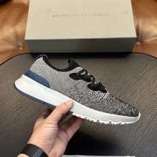 Brunello Cucinelli针织运动鞋珍贵纱启发了新运动鞋的设计,全棉针织鞋面以现代方式诠释经典款式。半抛光小牛 Brunello Cucinelli针织运动鞋珍贵纱启发了新运动鞋的设计,全棉针织鞋面以现代方式诠释经典款式。半抛光小牛