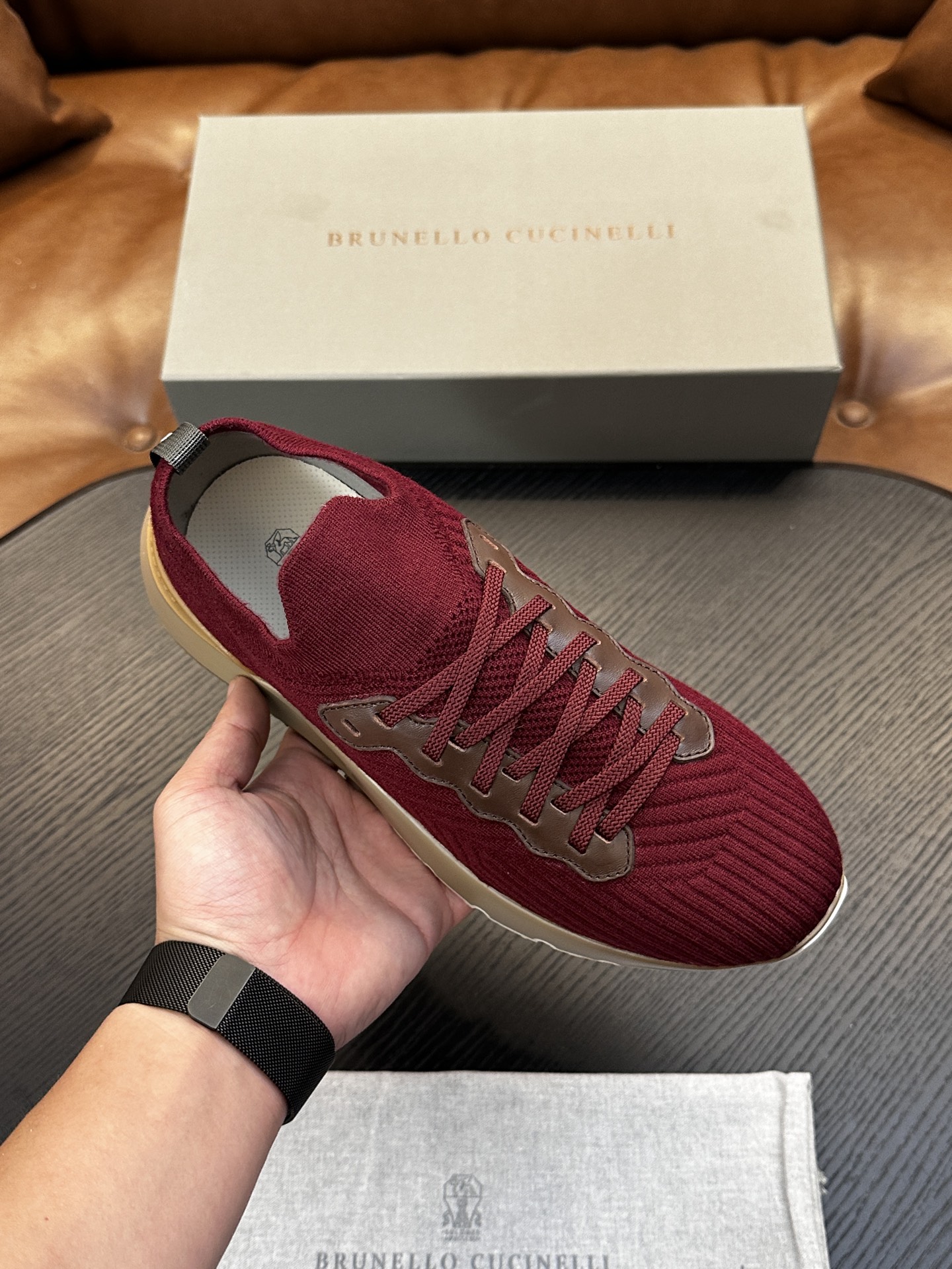 Brunello Cucinelli针织运动鞋珍贵纱启发了新运动鞋的设计，全棉针织鞋面以现代方式诠释经典款式。半抛光小牛
