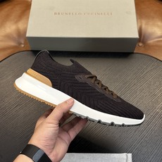 Brunello Cucinelli针织运动鞋珍贵纱启发了新运动鞋的设计,全棉针织鞋面以现代方式诠释经典款式。半抛光小牛 Brunello Cucinelli针织运动鞋珍贵纱启发了新运动鞋的设计,全棉针织鞋面以现代方式诠释经典款式。半抛光小牛