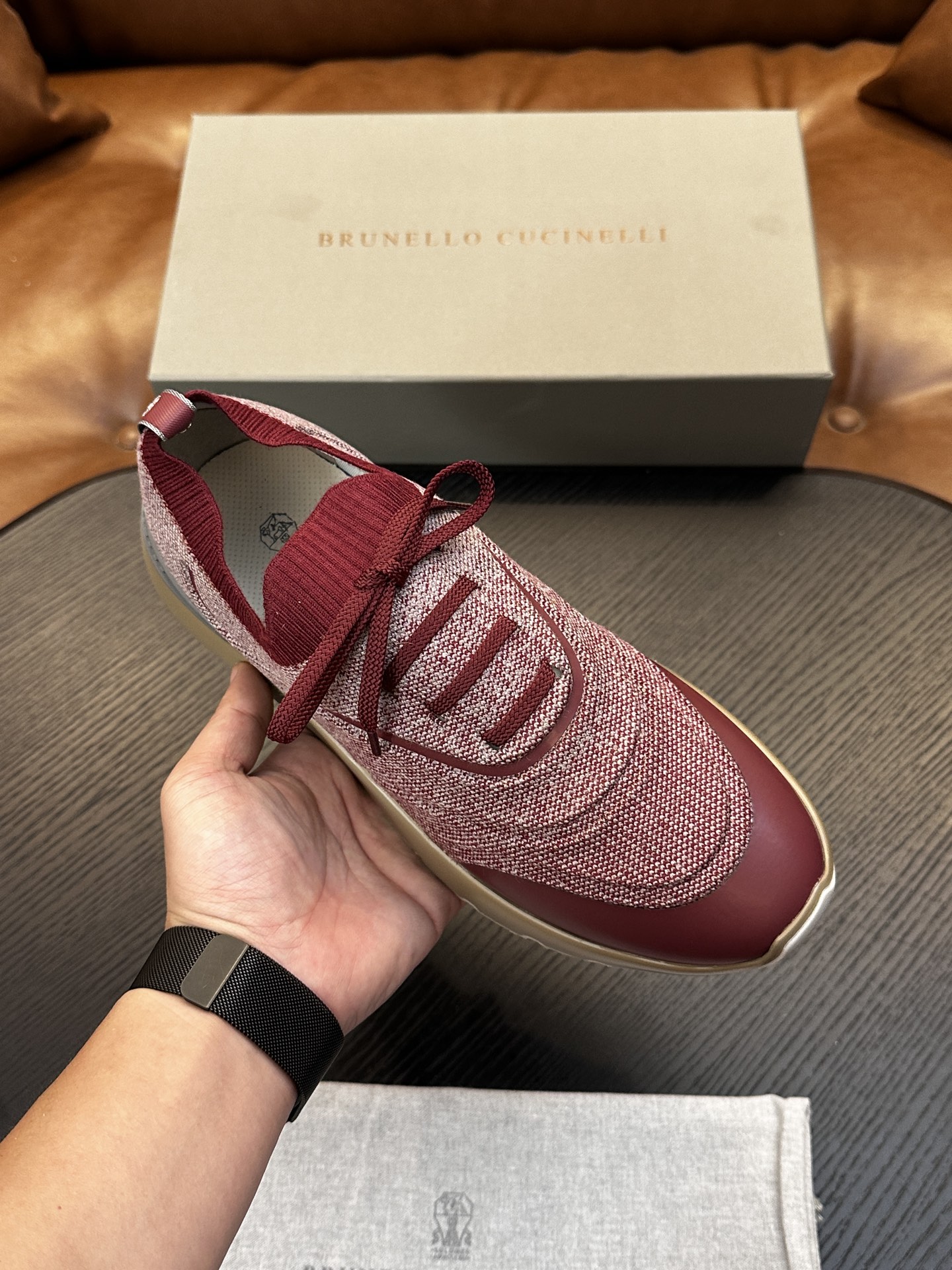 Brunello Cucinelli针织运动鞋珍贵纱启发了新运动鞋的设计，全棉针织鞋面以现代方式诠释经典款式。半抛光小牛