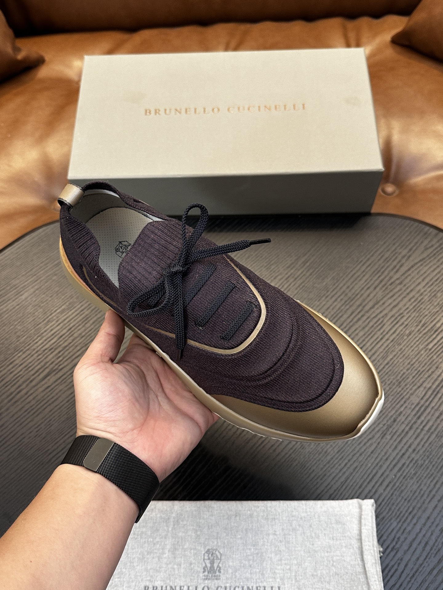 Brunello Cucinelli针织运动鞋珍贵纱启发了新运动鞋的设计，全棉针织鞋面以现代方式诠释经典款式。半抛光小牛