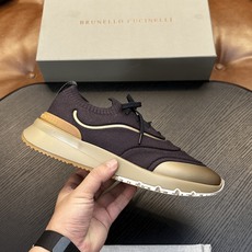 Brunello Cucinelli针织运动鞋珍贵纱启发了新运动鞋的设计,全棉针织鞋面以现代方式诠释经典款式。半抛光小牛 Brunello Cucinelli针织运动鞋珍贵纱启发了新运动鞋的设计,全棉针织鞋面以现代方式诠释经典款式。半抛光小牛