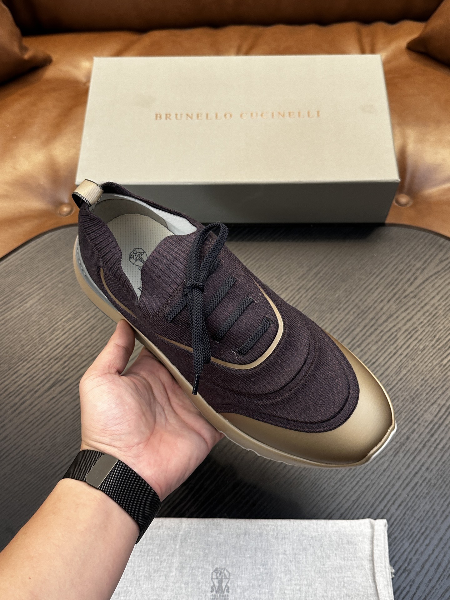 Brunello Cucinelli针织运动鞋珍贵纱启发了新运动鞋的设计，全棉针织鞋面以现代方式诠释经典款式。半抛光小牛