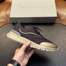 Brunello Cucinelli针织运动鞋珍贵纱启发了新运动鞋的设计,全棉针织鞋面以现代方式诠释经典款式。半抛光小牛 Brunello Cucinelli针织运动鞋珍贵纱启发了新运动鞋的设计,全棉针织鞋面以现代方式诠释经典款式。半抛光小牛