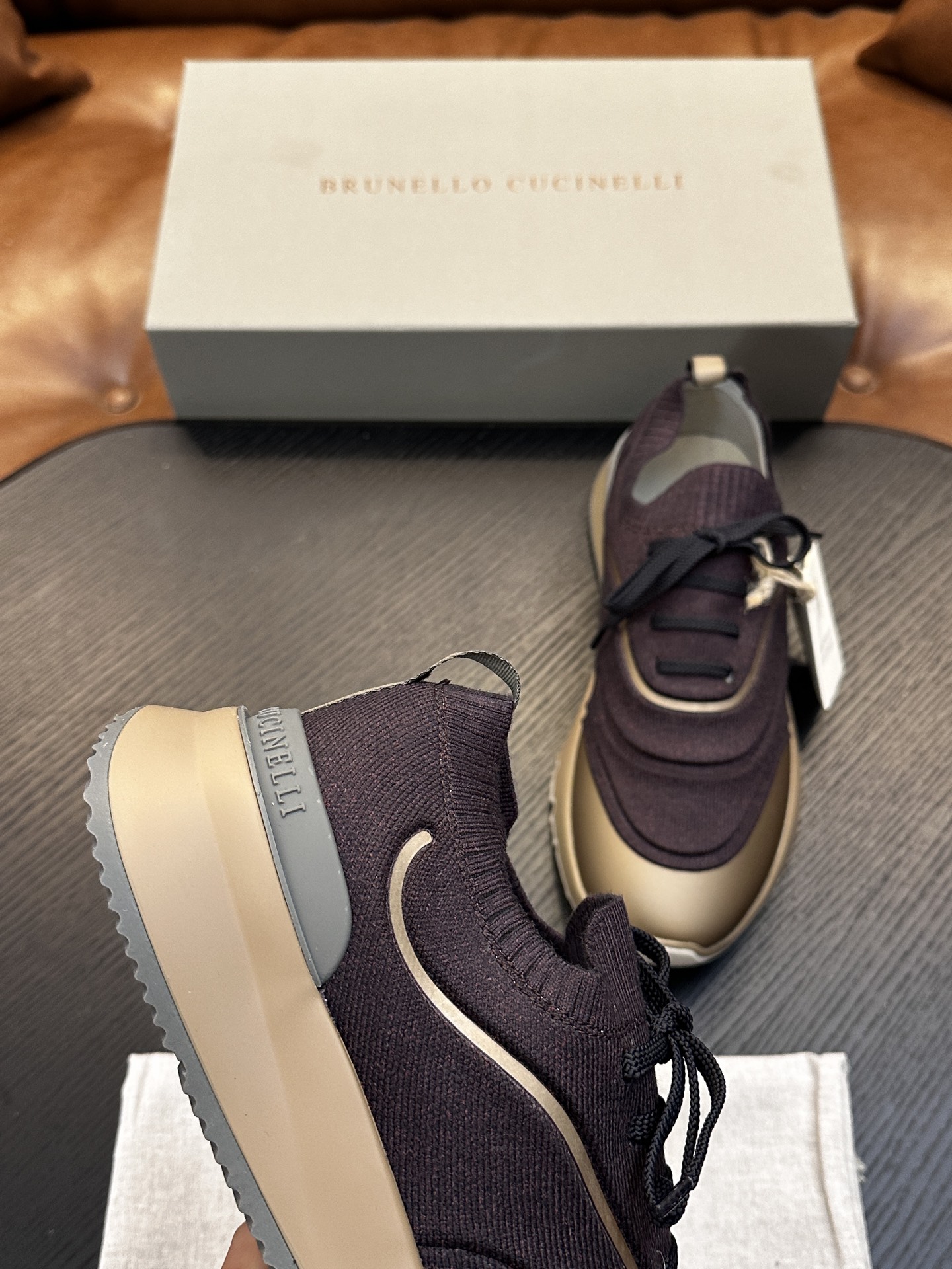 Brunello Cucinelli针织运动鞋珍贵纱启发了新运动鞋的设计，全棉针织鞋面以现代方式诠释经典款式。半抛光小牛