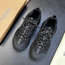 Burberry牛皮低帮运动鞋 本款运动鞋采用进口反绒小牛皮、对比边饰、圆头、正面系带、橡胶平底、鞋垫饰有标志。 码数: Burberry牛皮低帮运动鞋 本款运动鞋采用进口反绒小牛皮、对比边饰、圆头、正面系带、橡胶平底、鞋垫饰有标志。 码数: