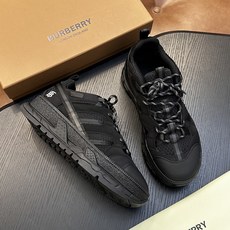 Burberry牛皮低帮运动鞋 本款运动鞋采用进口反绒小牛皮、对比边饰、圆头、正面系带、橡胶平底、鞋垫饰有标志。 码数: Burberry牛皮低帮运动鞋 本款运动鞋采用进口反绒小牛皮、对比边饰、圆头、正面系带、橡胶平底、鞋垫饰有标志。 码数: