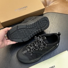 Burberry牛皮低帮运动鞋 本款运动鞋采用进口反绒小牛皮、对比边饰、圆头、正面系带、橡胶平底、鞋垫饰有标志。 码数: Burberry牛皮低帮运动鞋 本款运动鞋采用进口反绒小牛皮、对比边饰、圆头、正面系带、橡胶平底、鞋垫饰有标志。 码数: