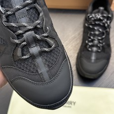 Burberry牛皮低帮运动鞋 本款运动鞋采用进口反绒小牛皮、对比边饰、圆头、正面系带、橡胶平底、鞋垫饰有标志。 码数: Burberry牛皮低帮运动鞋 本款运动鞋采用进口反绒小牛皮、对比边饰、圆头、正面系带、橡胶平底、鞋垫饰有标志。 码数: