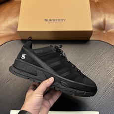 Burberry牛皮低帮运动鞋 本款运动鞋采用进口反绒小牛皮、对比边饰、圆头、正面系带、橡胶平底、鞋垫饰有标志。 码数: Burberry牛皮低帮运动鞋 本款运动鞋采用进口反绒小牛皮、对比边饰、圆头、正面系带、橡胶平底、鞋垫饰有标志。 码数: