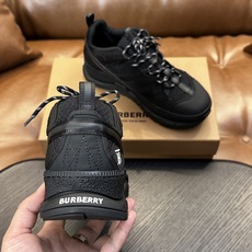 Burberry牛皮低帮运动鞋 本款运动鞋采用进口反绒小牛皮、对比边饰、圆头、正面系带、橡胶平底、鞋垫饰有标志。 码数: Burberry牛皮低帮运动鞋 本款运动鞋采用进口反绒小牛皮、对比边饰、圆头、正面系带、橡胶平底、鞋垫饰有标志。 码数: