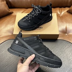 Burberry牛皮低帮运动鞋 本款运动鞋采用进口反绒小牛皮、对比边饰、圆头、正面系带、橡胶平底、鞋垫饰有标志。 码数: Burberry牛皮低帮运动鞋 本款运动鞋采用进口反绒小牛皮、对比边饰、圆头、正面系带、橡胶平底、鞋垫饰有标志。 码数: