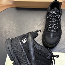 Burberry牛皮低帮运动鞋 本款运动鞋采用进口反绒小牛皮、对比边饰、圆头、正面系带、橡胶平底、鞋垫饰有标志。 码数: Burberry牛皮低帮运动鞋 本款运动鞋采用进口反绒小牛皮、对比边饰、圆头、正面系带、橡胶平底、鞋垫饰有标志。 码数: