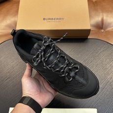 Burberry牛皮低帮运动鞋 本款运动鞋采用进口反绒小牛皮、对比边饰、圆头、正面系带、橡胶平底、鞋垫饰有标志。 码数: Burberry牛皮低帮运动鞋 本款运动鞋采用进口反绒小牛皮、对比边饰、圆头、正面系带、橡胶平底、鞋垫饰有标志。 码数: