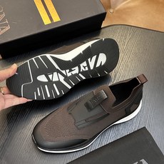 热卖款!杰尼亚 休闲运动鞋 这款 TriPle Stitch™ 低帮运动鞋以柔软的牛皮搭配麂皮制成,为休闲鞋履注入精致格 热卖款!杰尼亚 休闲运动鞋 这款 TriPle Stitch™ 低帮运动鞋以柔软的牛皮搭配麂皮制成,为休闲鞋履注入精致格