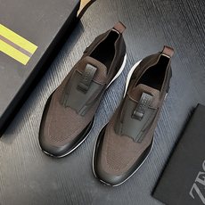 热卖款!杰尼亚 休闲运动鞋 这款 TriPle Stitch™ 低帮运动鞋以柔软的牛皮搭配麂皮制成,为休闲鞋履注入精致格 热卖款!杰尼亚 休闲运动鞋 这款 TriPle Stitch™ 低帮运动鞋以柔软的牛皮搭配麂皮制成,为休闲鞋履注入精致格