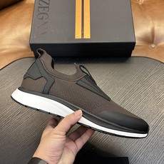 热卖款!杰尼亚 休闲运动鞋 这款 TriPle Stitch™ 低帮运动鞋以柔软的牛皮搭配麂皮制成,为休闲鞋履注入精致格 热卖款!杰尼亚 休闲运动鞋 这款 TriPle Stitch™ 低帮运动鞋以柔软的牛皮搭配麂皮制成,为休闲鞋履注入精致格