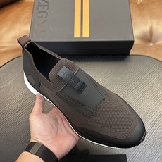 热卖款!杰尼亚 休闲运动鞋 这款 TriPle Stitch™ 低帮运动鞋以柔软的牛皮搭配麂皮制成,为休闲鞋履注入精致格 热卖款!杰尼亚 休闲运动鞋 这款 TriPle Stitch™ 低帮运动鞋以柔软的牛皮搭配麂皮制成,为休闲鞋履注入精致格