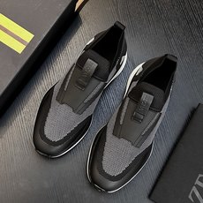 热卖款!杰尼亚 休闲运动鞋 这款 TriPle Stitch™ 低帮运动鞋以柔软的牛皮搭配麂皮制成,为休闲鞋履注入精致格 热卖款!杰尼亚 休闲运动鞋 这款 TriPle Stitch™ 低帮运动鞋以柔软的牛皮搭配麂皮制成,为休闲鞋履注入精致格