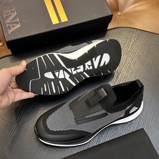 热卖款!杰尼亚 休闲运动鞋 这款 TriPle Stitch™ 低帮运动鞋以柔软的牛皮搭配麂皮制成,为休闲鞋履注入精致格 热卖款!杰尼亚 休闲运动鞋 这款 TriPle Stitch™ 低帮运动鞋以柔软的牛皮搭配麂皮制成,为休闲鞋履注入精致格