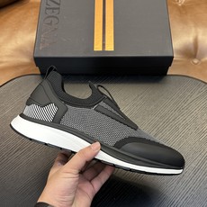 热卖款!杰尼亚 休闲运动鞋 这款 TriPle Stitch™ 低帮运动鞋以柔软的牛皮搭配麂皮制成,为休闲鞋履注入精致格 热卖款!杰尼亚 休闲运动鞋 这款 TriPle Stitch™ 低帮运动鞋以柔软的牛皮搭配麂皮制成,为休闲鞋履注入精致格