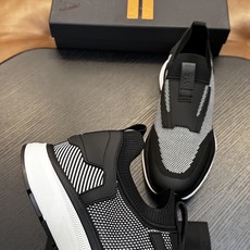 热卖款!杰尼亚 休闲运动鞋 这款 TriPle Stitch™ 低帮运动鞋以柔软的牛皮搭配麂皮制成,为休闲鞋履注入精致格 热卖款!杰尼亚 休闲运动鞋 这款 TriPle Stitch™ 低帮运动鞋以柔软的牛皮搭配麂皮制成,为休闲鞋履注入精致格