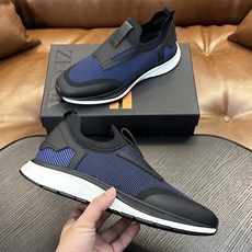 热卖款!杰尼亚 休闲运动鞋 这款 TriPle Stitch™ 低帮运动鞋以柔软的牛皮搭配麂皮制成,为休闲鞋履注入精致格 热卖款!杰尼亚 休闲运动鞋 这款 TriPle Stitch™ 低帮运动鞋以柔软的牛皮搭配麂皮制成,为休闲鞋履注入精致格