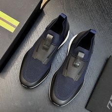 热卖款!杰尼亚 休闲运动鞋 这款 TriPle Stitch™ 低帮运动鞋以柔软的牛皮搭配麂皮制成,为休闲鞋履注入精致格 热卖款!杰尼亚 休闲运动鞋 这款 TriPle Stitch™ 低帮运动鞋以柔软的牛皮搭配麂皮制成,为休闲鞋履注入精致格