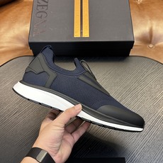 热卖款!杰尼亚 休闲运动鞋 这款 TriPle Stitch™ 低帮运动鞋以柔软的牛皮搭配麂皮制成,为休闲鞋履注入精致格 热卖款!杰尼亚 休闲运动鞋 这款 TriPle Stitch™ 低帮运动鞋以柔软的牛皮搭配麂皮制成,为休闲鞋履注入精致格