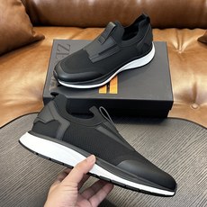 热卖款!杰尼亚 休闲运动鞋 这款 TriPle Stitch™ 低帮运动鞋以柔软的牛皮搭配麂皮制成,为休闲鞋履注入精致格 热卖款!杰尼亚 休闲运动鞋 这款 TriPle Stitch™ 低帮运动鞋以柔软的牛皮搭配麂皮制成,为休闲鞋履注入精致格