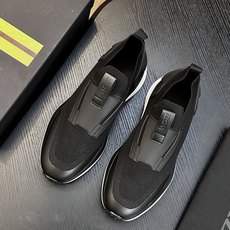 热卖款!杰尼亚 休闲运动鞋 这款 TriPle Stitch™ 低帮运动鞋以柔软的牛皮搭配麂皮制成,为休闲鞋履注入精致格 热卖款!杰尼亚 休闲运动鞋 这款 TriPle Stitch™ 低帮运动鞋以柔软的牛皮搭配麂皮制成,为休闲鞋履注入精致格