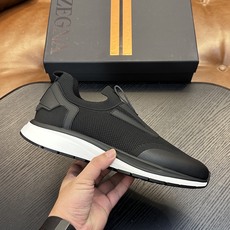 热卖款!杰尼亚 休闲运动鞋 这款 TriPle Stitch™ 低帮运动鞋以柔软的牛皮搭配麂皮制成,为休闲鞋履注入精致格 热卖款!杰尼亚 休闲运动鞋 这款 TriPle Stitch™ 低帮运动鞋以柔软的牛皮搭配麂皮制成,为休闲鞋履注入精致格