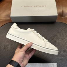 Brunello Cucinelli男士小牛皮运动鞋 用材料重新诠释了这款跑步鞋的运动风格。小牛皮经过饰面处理,营造出色 Brunello Cucinelli男士小牛皮运动鞋 用材料重新诠释了这款跑步鞋的运动风格。小牛皮经过饰面处理,营造出色